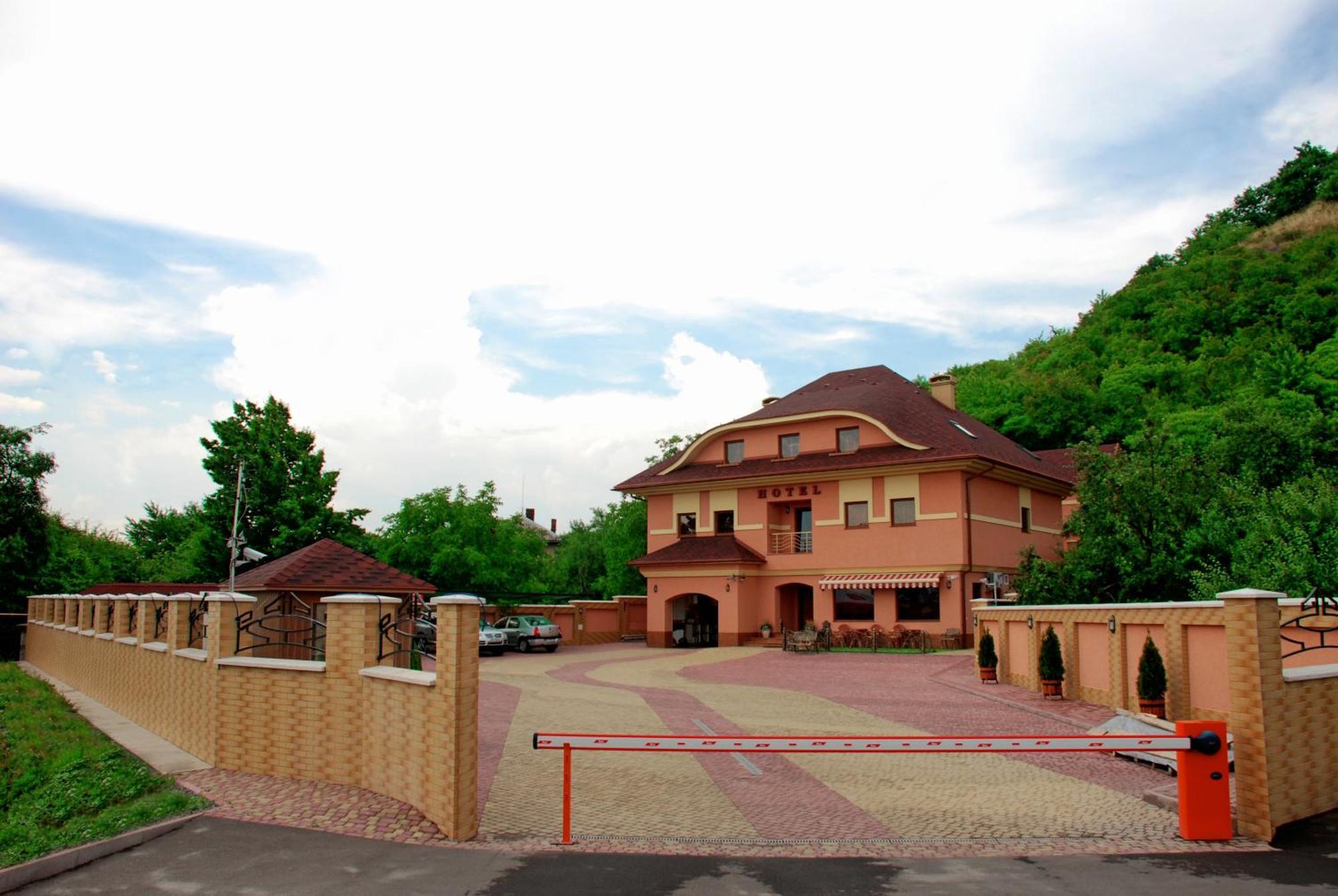 Hotel Magnat Mukatschewo Exterior foto